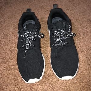 Women’s Roshe Run Sneakers Size 6